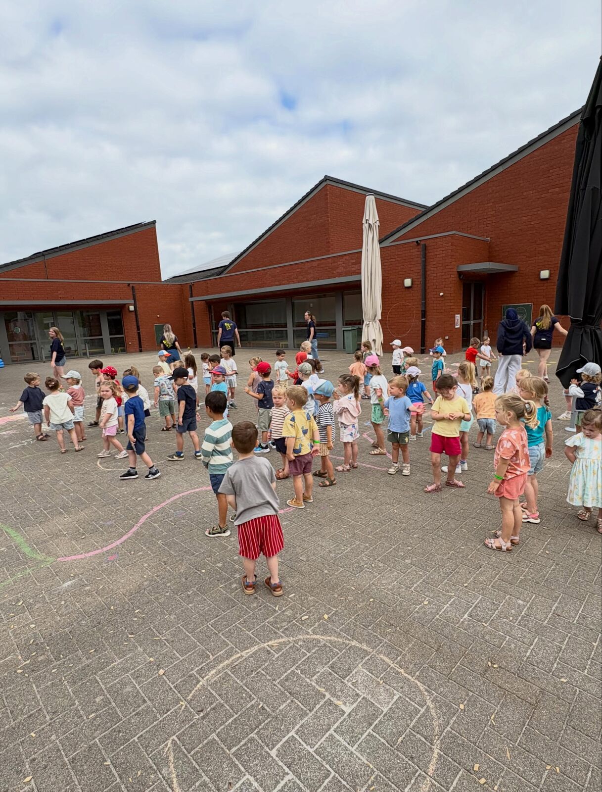 Kleuters spelen samen rond een speelbak vol gelparels