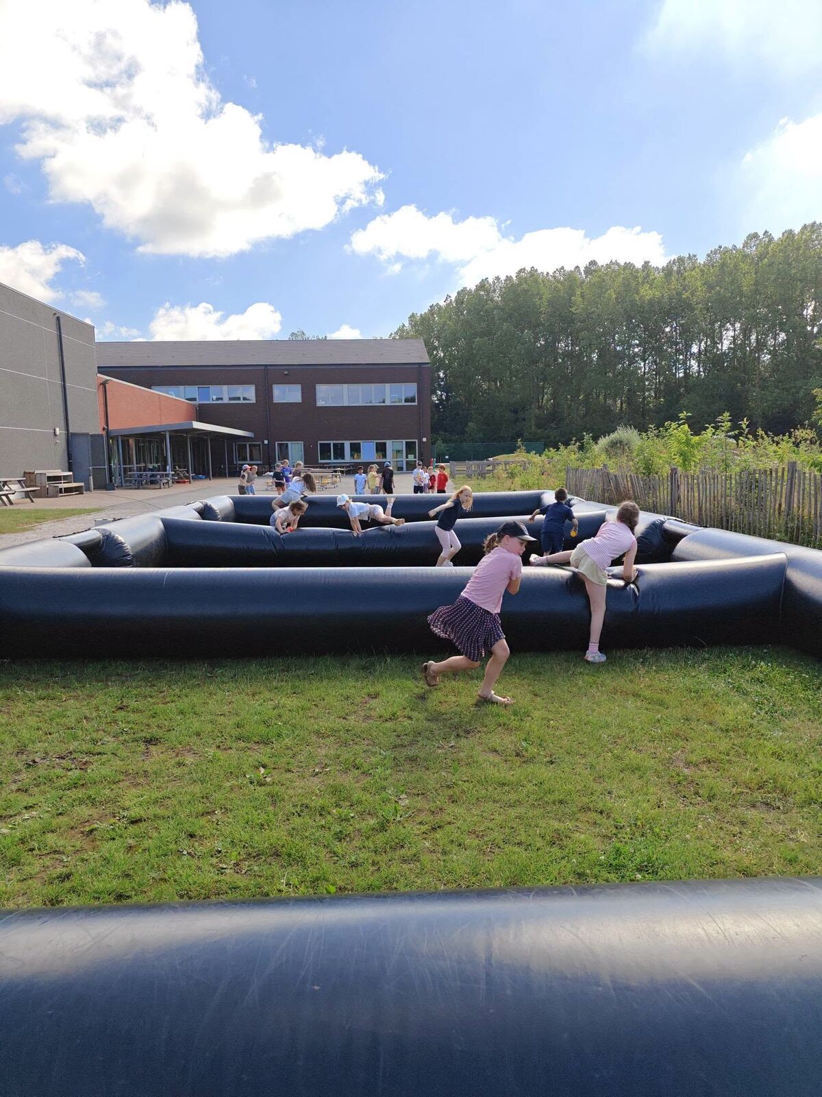 Kinderen spelen buiten in een opblaasbare sportarena