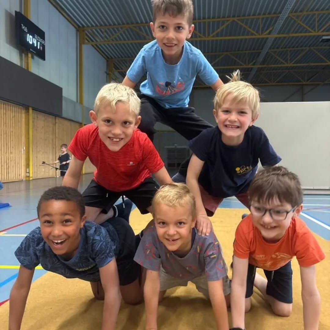 Kinderen en begeleiders in de sporthal